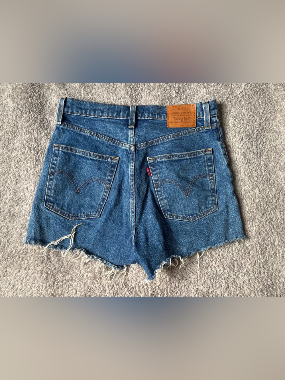 Levi’s Ribcage Shorts Size 28 - Picture 2 of 5